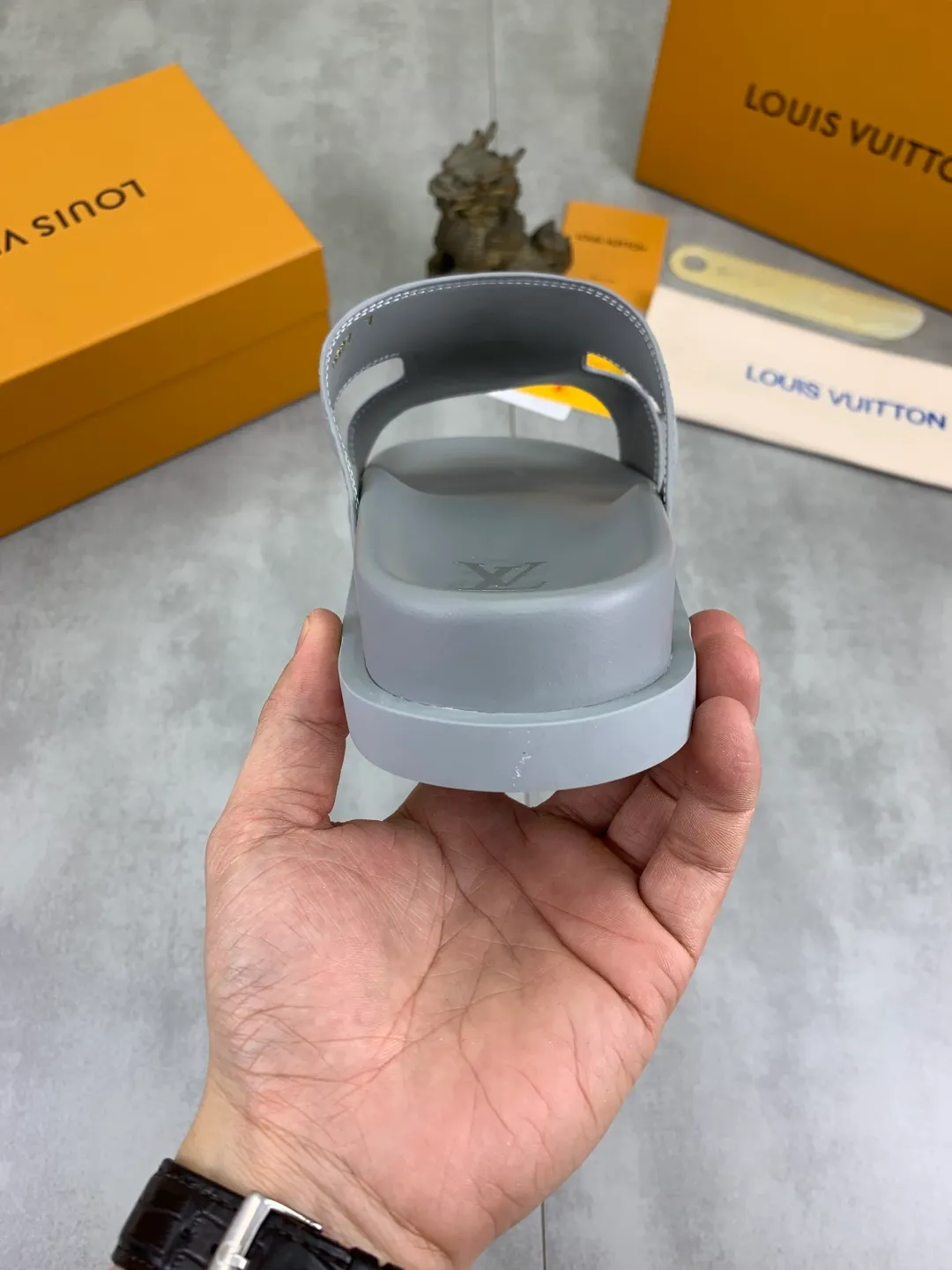 Men's shoes 💰P300💰【New style】🆘 Original quality 【LOUIS VUITTON】The popular Louis Vuitton LV men's slippers on the official website are on sale simultaneously! Original fabric imported from Italy, original factory special supply, code number: 38-44 (45 customized), many colors available